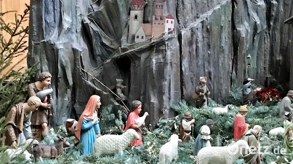 In der Krippe der Dominikaner-Kirche in Prag ziehen die Hirten voll Neugierde zum Stall in Bethlehem. 	Bild: Rainer Christoph Bild: cr