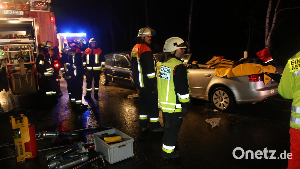 Die Feuerwehr befreite mit hydraulischen Gerät die Insassen des Audis. Bild: rw