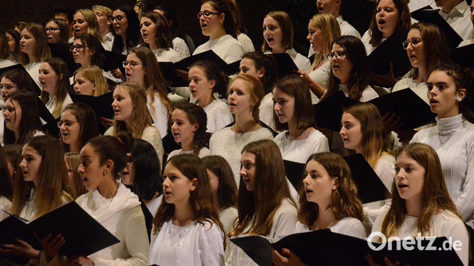 Kammerchor, Vokalensemble und Unterstufenchor interpretieren zum Abschluss "You raise me up". Bild: Kunz