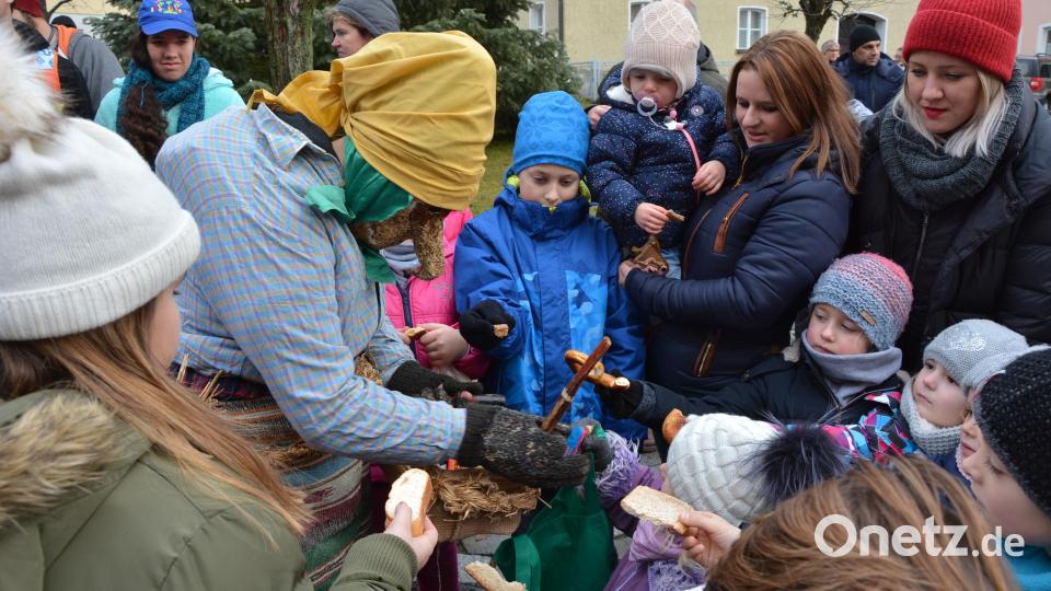 Mit Brotresten gelingt es, die Waldspechte milde zu stimmen. Im Gegenzug gibt es Süßes für die Kinder. Bild: jr