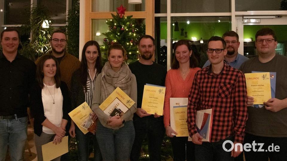 Der Musikzug Hirschau ehrt langjährige Mitglieder (von links): Vorsitzender Maximilian Stein, Maria Mader, Dirigent Wolfgang Vögele, Marie Giehrl, Nadine Treutel, Zweiter Vorsitzender Thomas Stark, Veronika Sonntag, Jürgen Enderer, Florian Kustner und Michael Knietsch. Bild: u