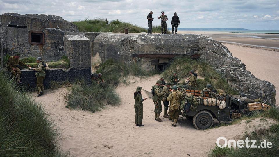 Zum 80. Jahrestag des D-Day wurden 2024 Kriegsszenen am Utah Beach in der Normandie nachgespielt. (Archivbild) Bild: Laurent Cipriani/AP/dpa