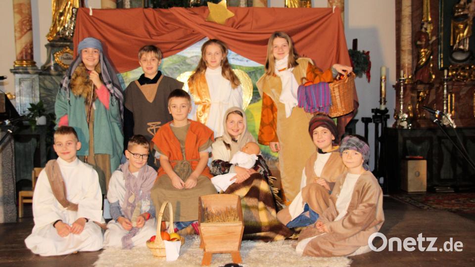 Kinder und Jugendliche zeigen auf der Bühne vor dem Altar das Krippenspiel „Das Hirtenlied“. Bild: bjo