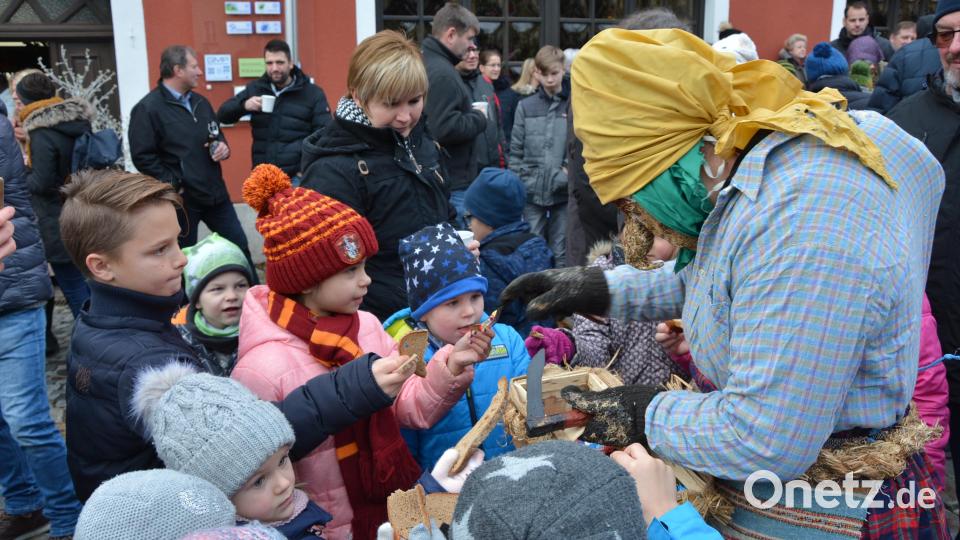 Mit Brotresten gelingt es, die Waldspechte milde zu stimmen. Im Gegenzug gibt es Süßes für die Kinder. Bild: jr