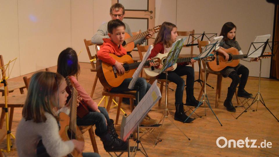 Im Gitarrenensemble zeigten die Schüler ihr Können. Bild: myd