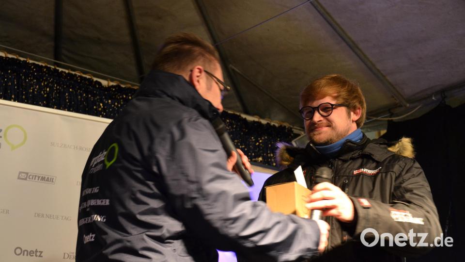 Karaoke am Weihnachtsmarkt begeistert Sänger und Zuhörer in Amberg und ist Kult. Bild: Enrico Hanf
