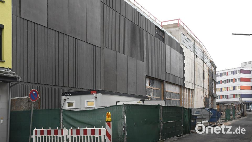 Fondara spricht von anthrazitfarbenen Kunststein, die Weidener sehen schwarzen Beton, auch in der Ringstraße. An der Schauseite zum Macerata-Platz sollen Keramikstelen die Fassade des NOC verschönern. Bild: Petra Hartl