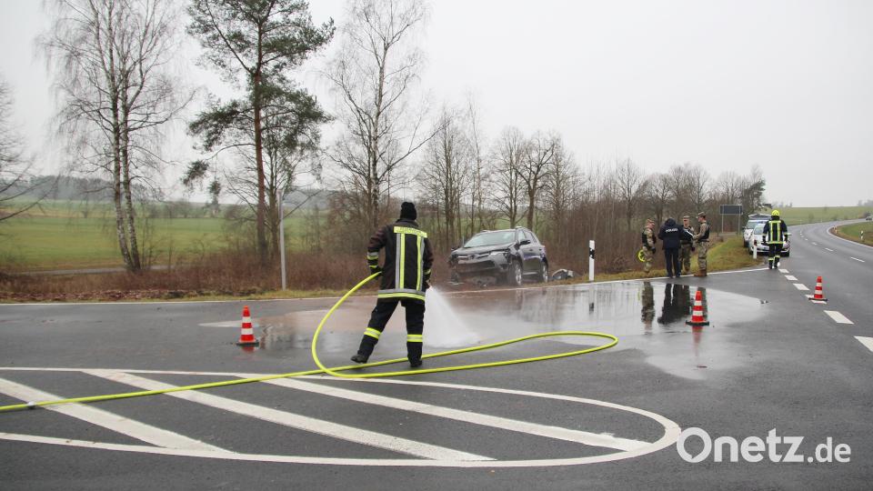 Die Feuerwehr reinigt die Einfahrt nach Kaltenbrunn. Bild: jma