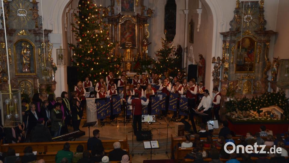 Die Jugendkapelle Roggenstein unter Leitung von Josef Wolfrath bot beim Weihnachtskonzert einen imposanten Anblick. Bild: dob