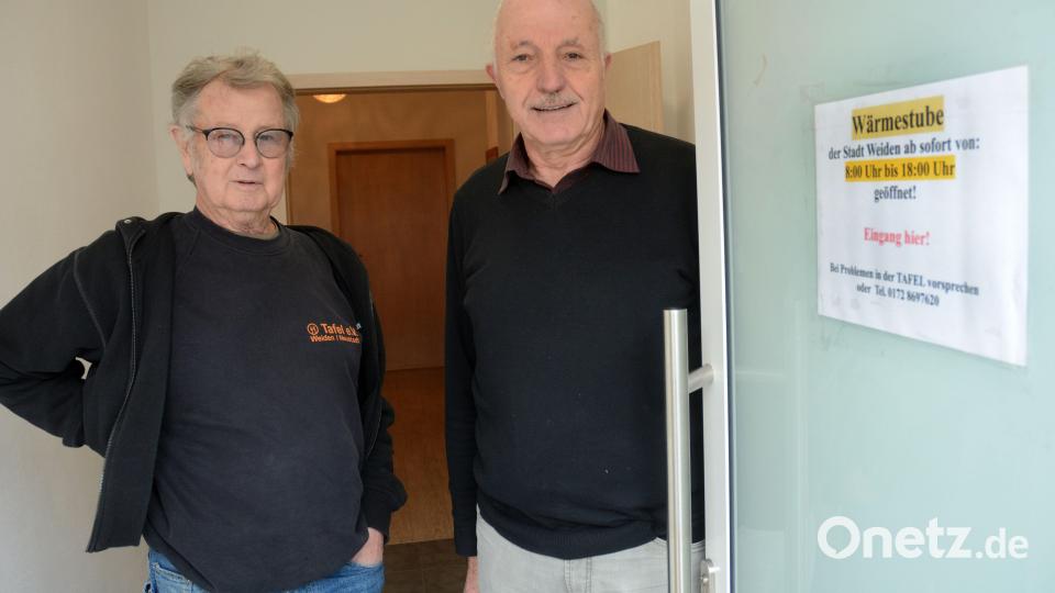Tafel-Vorsitzender Josef Gebhardt (rechts) und Stellvertreter Engelbert Mayer öffnen die Wärmestube immer, wenn es kalt wird. Bild: Gabi Schönberger