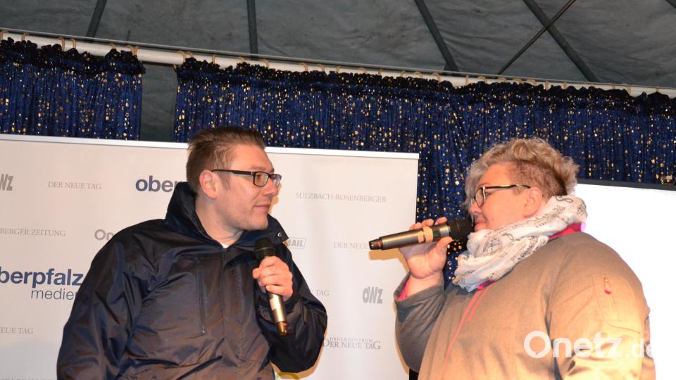 Karaoke am Weihnachtsmarkt begeistert Sänger und Zuhörer in Amberg und ist Kult. Bild: Enrico Hanf