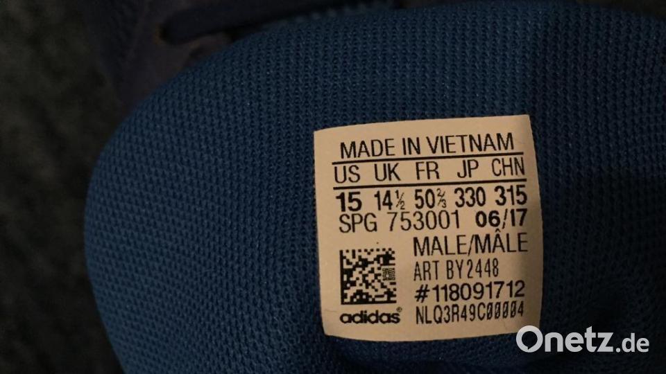 Ein Turnschuh in Größe 50 - aber kein Hallenfußballschuh. Bild: exb