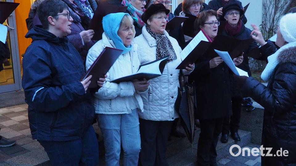 Der Chor Etzenricht begeistert die Besucher beim Adventssingen. Bild: fam