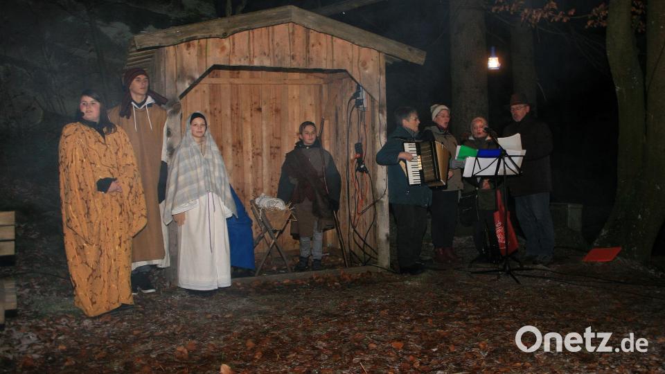 Jesus ist zur Welt gekommen. Das Stimmungsbild war der stimmungsvolle Abschluss bei der diesjährigen Waldweihnacht am Fuchsmühler Hackelstein. Bild: wro