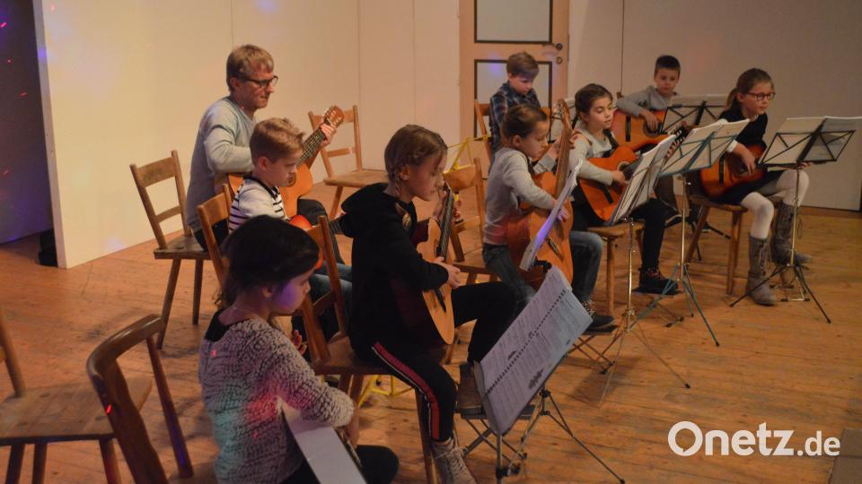 Im Gitarrenensemble zeigten die Schüler ihr Können. Bild: myd
