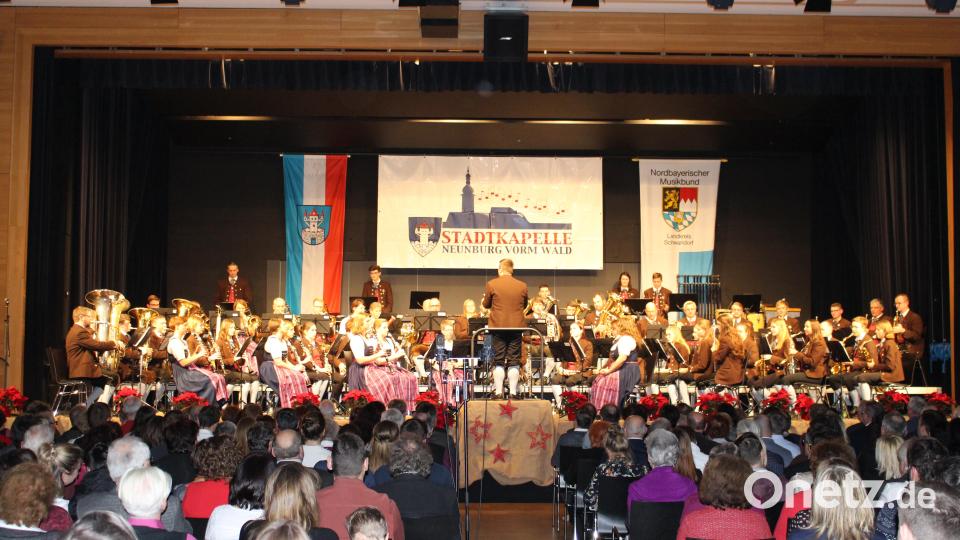 Die Stadtkapelle präsentierte sich beim Weihnachtskonzert mit einem abwechslungsreichen Repertoire. Bild: sns