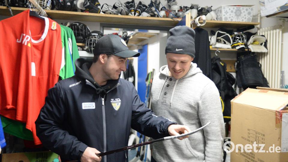 Sascha Wendl (links) bei den Vorbereitungen für ein Nachwuchstraining. In dieser Szene fachsimpelt der 19-Jährige mit Bernhard Keil über das wichtigste Arbeitsinstrument der Eishockeyspieler – den Schläger. Bild: brü