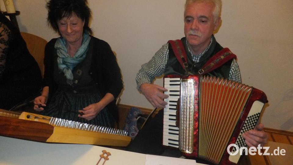 Das Duo Ulla und Franz spielte ruhige Adventsmusik. Bild: ibj