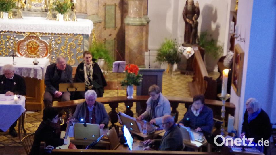 D´Saitnmusik Vierstädtedreieck ist eine der teilnehmenden Gruppen an der Veranstaltung des Oberpfälzer Volksliedkreises in der Premenreuther Pfarrkirche. Bild: ang