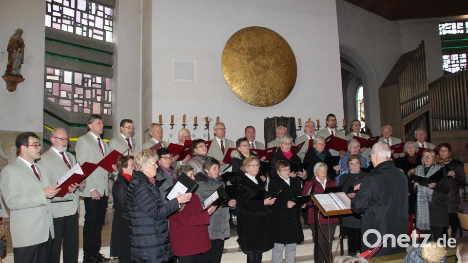 Der Männrgesang Gebenbach und der Landfrauen-Singkreis sind nicht nur als Gastgeber des Adventskonzert harmonisch vereint, sondern auch im Gesang. Bild: ads