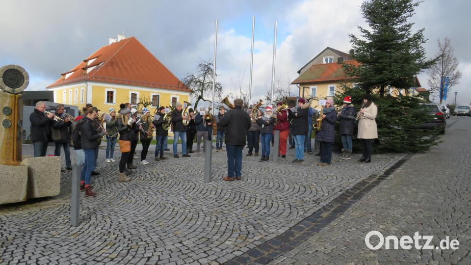 Mit weihnachtlichen Liedern verkündet die Jugendblaskapelle Parkstein die Geburt Jesu. Bild: adj