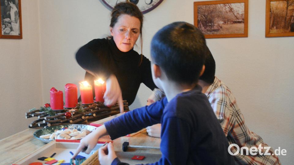 Spielen, Hausaufgaben machen, Wärmflasche auf den Bauch legen. Das sind die typischen Aufgaben einer Pflegemutter. Bild: Gabi Schönberger