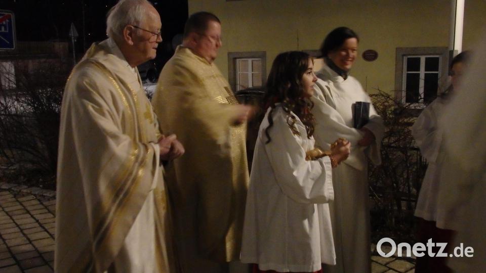 Eine besondere Aufgabe: Maria darf das Christkind zum Altar tragen. Bild: wrt