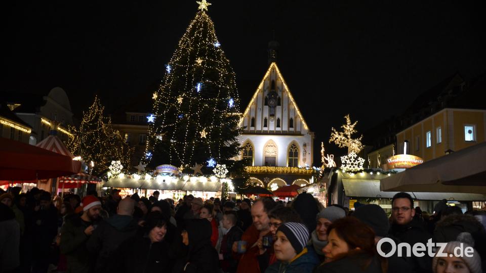 Karaoke am Weihnachtsmarkt begeistert Sänger und Zuhörer in Amberg und ist Kult. Bild: Enrico Hanf