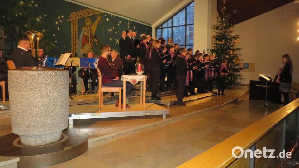 Unter der Leitung von Marina Wildenauer präsentiert der Chor adventliche Lieder in der Pfarrkirche. Bild: adj