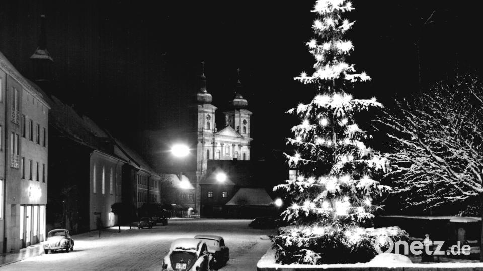 Der öffentliche Christbaum auf seinem ersten Standort in der Anlage gegenüber der Sparkasse vor der ehemaligen „Glück-Villa“. Bild: Sammlung Treml/exb