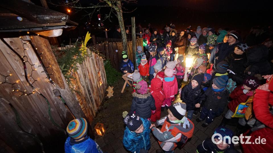 Vor dem Kindergarten hatten die Kinder eine Krippe mit Christkind und den Stall nachgebaut. Bild: nib