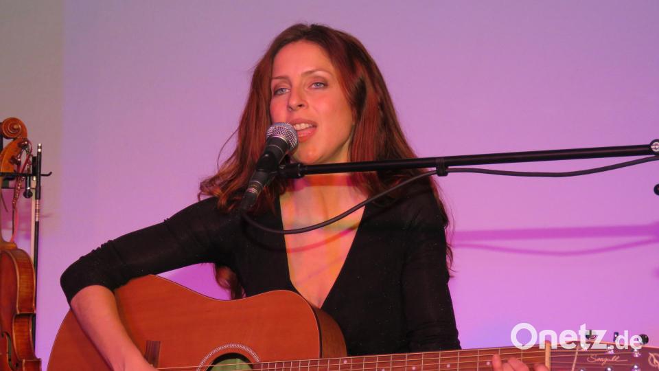 Omnitah hat diesmal auch eine Gitarre mitgebracht. Dieses Instrument stimmt sie an, um gemeinsam mit ihrem Publikum zu singen. Bild: ubb