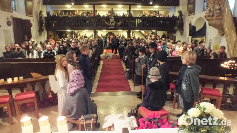 Die Kinder spielen in der vollbesetzten Pfarrkirche die Weihnachtsgeschichte. Bild: soj