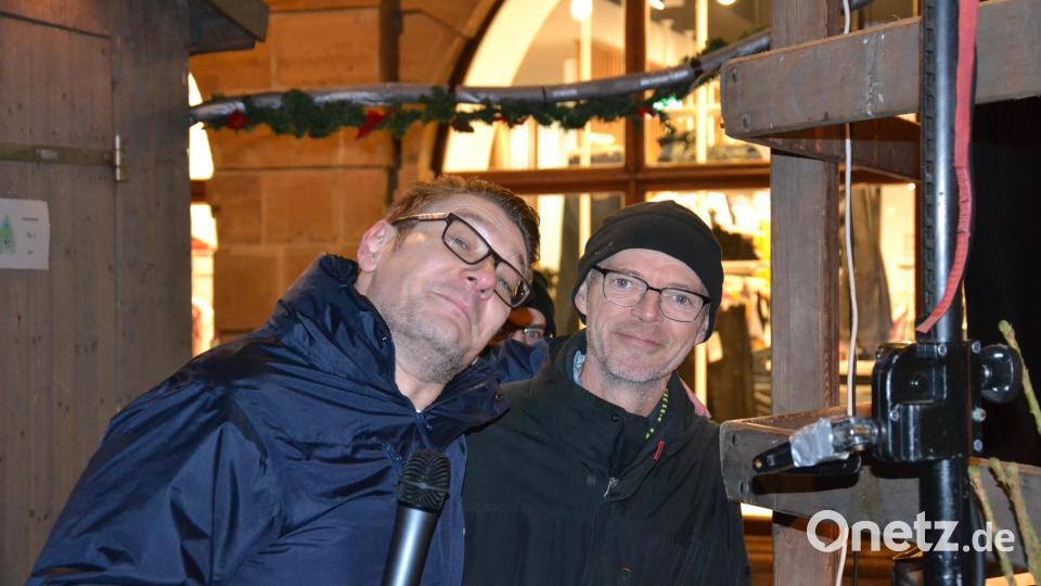 Karaoke am Weihnachtsmarkt begeistert Sänger und Zuhörer in Amberg und ist Kult. Bild: Enrico Hanf