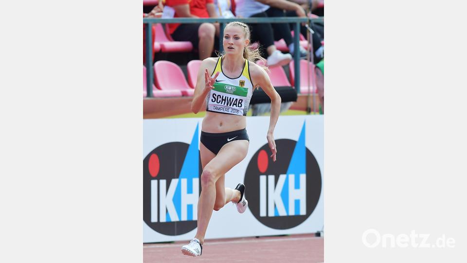 Top: Corinna Schwab, die 2018 so richtig durchstartete: Mit der 4x100-Meter-Staffel wurde die 19-jährige Leichtathletin Weltmeisterin bei der U20-WM in Finnland. Sie belegte – noch im Trikot des TV Amberg – den dritten Platz bei der Deutschen Meisterschaft über 400 Meter und wurde vor kurzem vom Bayerischen Leichtathletikverband mit dem „Bayern-Star-Löwen“ geehrt. (Reiner Fröhlich) Bild: Iris Hensel