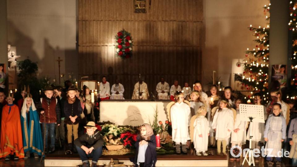 Ein perfekt einstudiertes Weihnachtsspiel zeigen die Kinder in der Heilig-Geist-Kirche. Bild: exb