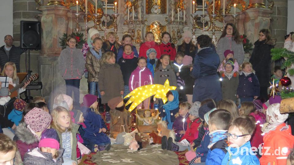 Mit dem "Sternenlied“ hat der neue Kinderchor bei der Heilig-Abend-Andacht seinen ersten Auftritt. Bild: jzk