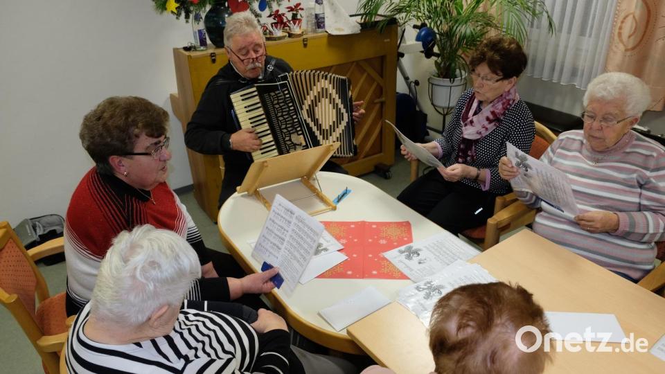 Eifrig probten zirka 30 Seniorinnen und Senioren des Caritas-Altenheimes St. Josef in Pressath mit „Animateur“ Günther Hösl (links) die Wiegenlieder ein, die am Heiligen Abend in der Hauskapelle gesungen werden. Bild: do