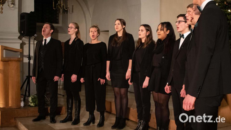 Nicht nur der Projektchor, auch das Vokalensemble Hori-Sing hat in der Paulanerkirche eine Premiere: Die neun Sänger und Startenor Paul Phoenix (links) haben sowohl moderne Arrangements als auch traditionelle Weihnachtslieder vorbereitet. Bild: Elias Müller/exb