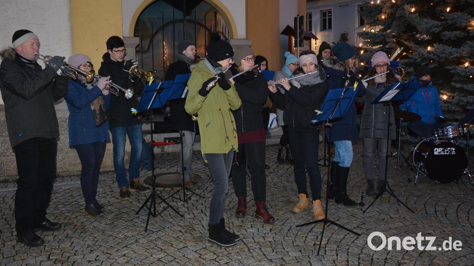 Die Mitterteicher Stadtkapelle unter der Leitung von Oliver Lipfert (links). Bild: jr