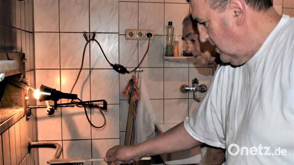 Die Bäcker Hans und Willi Speckner bei der Arbeit. Bild: rgr