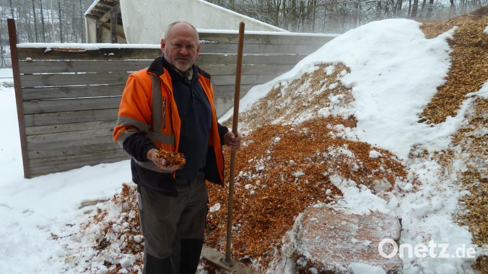 Holz statt Schnee: Die Mannschaft von Bauhofleiter Hans Ruml überbrückt die Zeit ohne Winterdienst mit der Herstellung von Häckselgut. Bild: Portner