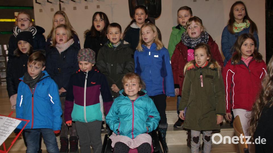 Mit seinen hellen fröhlichen Kinderstimmen singt sich der Schulchor im Nu in die Herzen der Zuhörer. Bild: ads