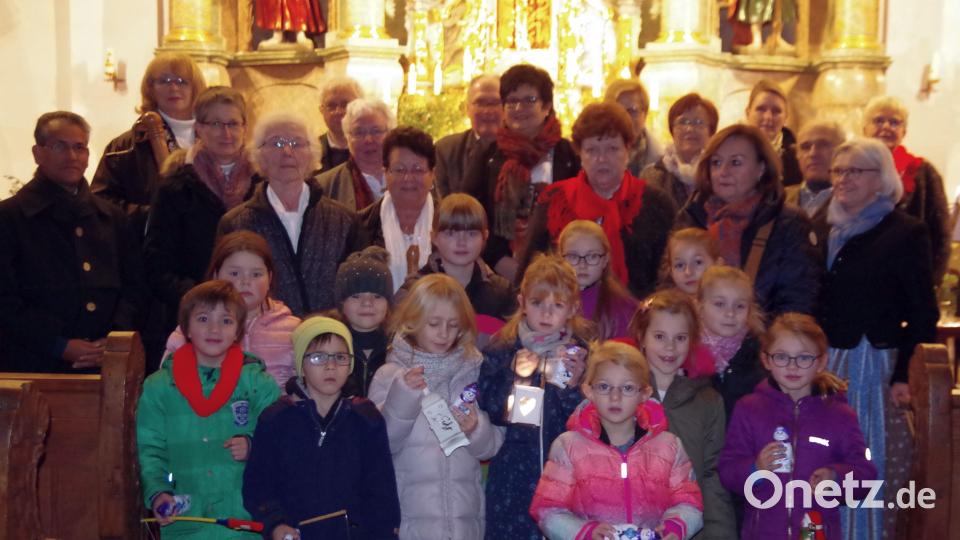 Pater James (links) dankt allen Mitwirkenden des besinnlichen Adventsingens in seinem Gotteshaus. Bild: ang