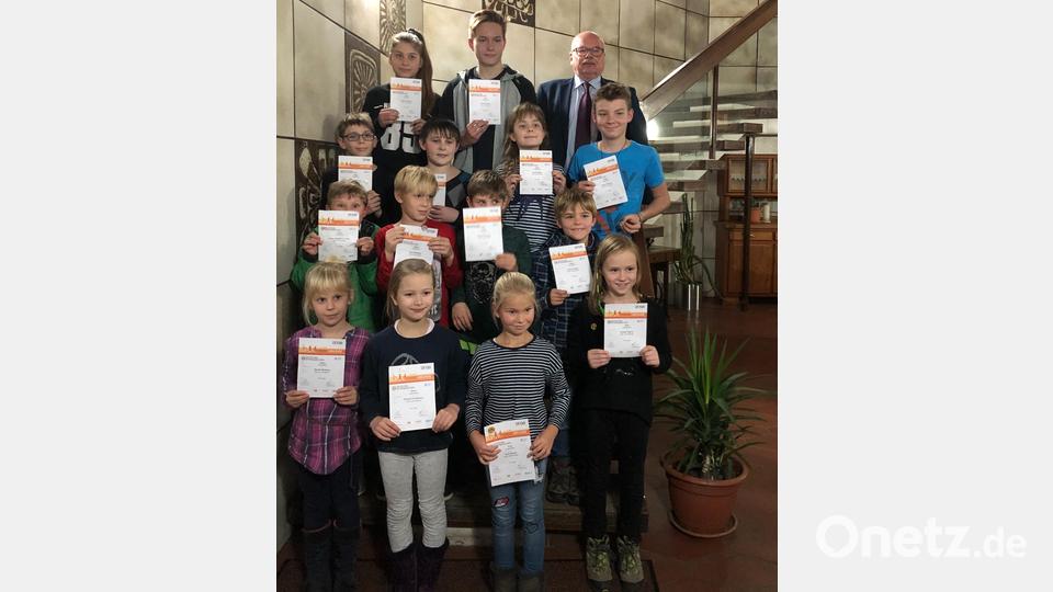 Diese Kinder und Jugendlichen konnten zusammen mit 3. Bürgermeister Hans-Jürgen Reitzenstein (oben rechts) zu Recht stolz auf den Erwerb des Deutschen Sportabzeichens beim TV sein. Bild: exb