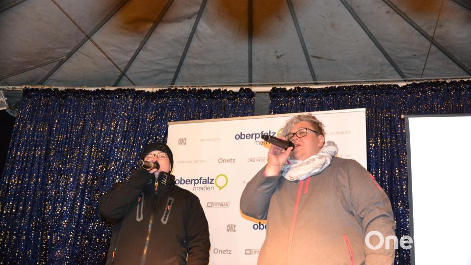 Karaoke am Weihnachtsmarkt begeistert Sänger und Zuhörer in Amberg und ist Kult. Bild: Enrico Hanf