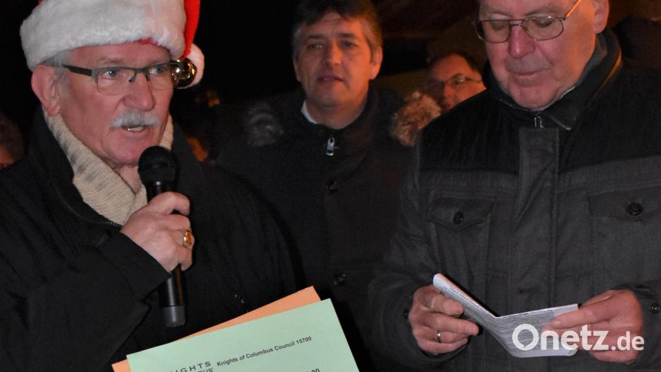 James Federline (links) übergab an den Vorsitzenden Helmuth Wächter (rechts) eine Spende von den Kolumbus-Rittern. Bild: rgr
