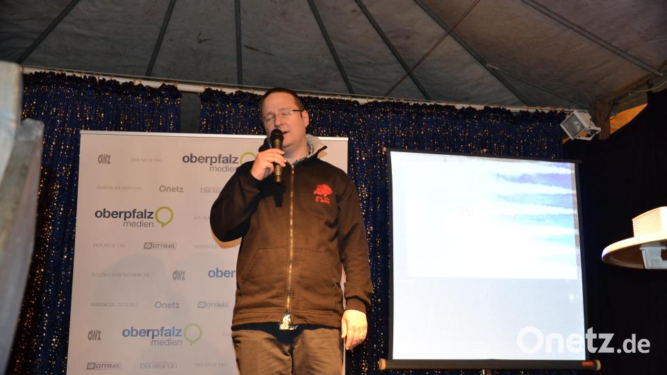 Karaoke am Weihnachtsmarkt begeistert Sänger und Zuhörer in Amberg und ist Kult. Bild: Enrico Hanf