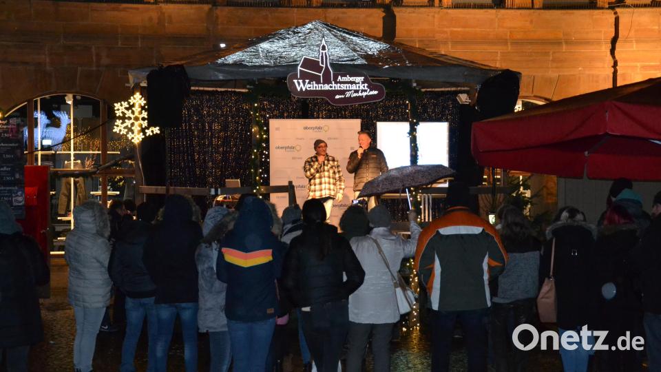 Karaoke am Weihnachtsmarkt begeistert Sänger und Zuhörer in Amberg und ist Kult. Bild: Enrico Hanf