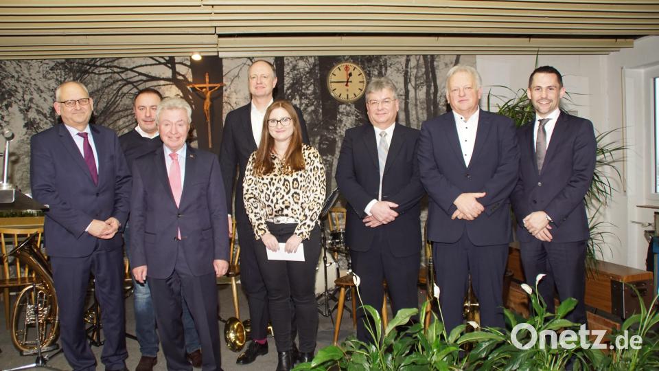 MMM-Gesellschafter Michael Koller (Dritter von links) gratulierte Stefanie Brandl und Hartmut Cebula (Dritter von rechts) zusammen mit den Geschäftsführern Michael Geutler (links), Thomas Hasselkuß (Vierter von links), Robert Eibl (Zweiter von rechs), Benedikt Koller (Assistent der Geschäftsleitung,rechts) und Betriebsratsvorsitzenden Alois Spachtholz (Zweiter von links) zum Dienstjubiläum. Bild: mmj